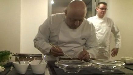 Thierry Marx réalise un mille-feuilles de pastrami de boeuf et crème d'oignon