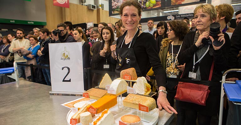 Virginie Dubois-Dhorne Lyre d'Or 2016 devant son plateau de fromages