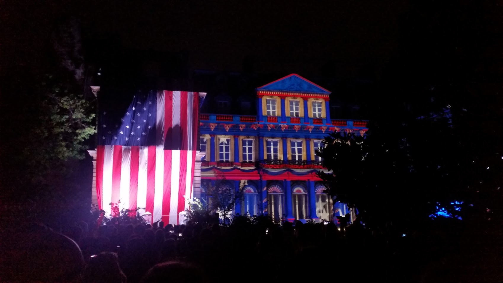 Spectacle final sur les murs de l'Ambassade