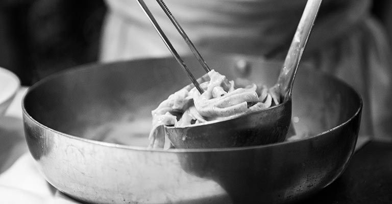 En cuisine, préparation des Carbonara de chez Ida, Paris 15