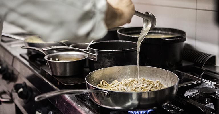 En cuisine chez Ida, préparation des Carbonara, Paris 15