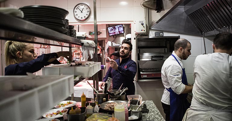 Le chef Denny Imbroisi en cuisine, restaurant Ida, Paris 15