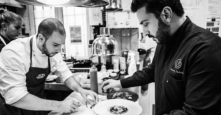 Denny Imbroisi en cuisine, restaurant IIda, Paris 15