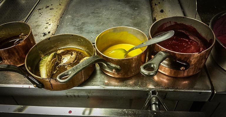 Casseroles dans les cuisines du Nubé