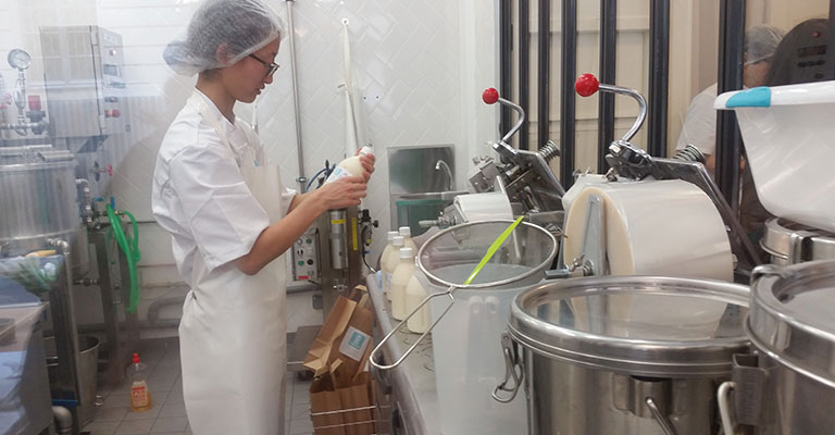 Atelier de fabrication du Tofu chez Tofuya, le premier concept-store dédié au Tofu