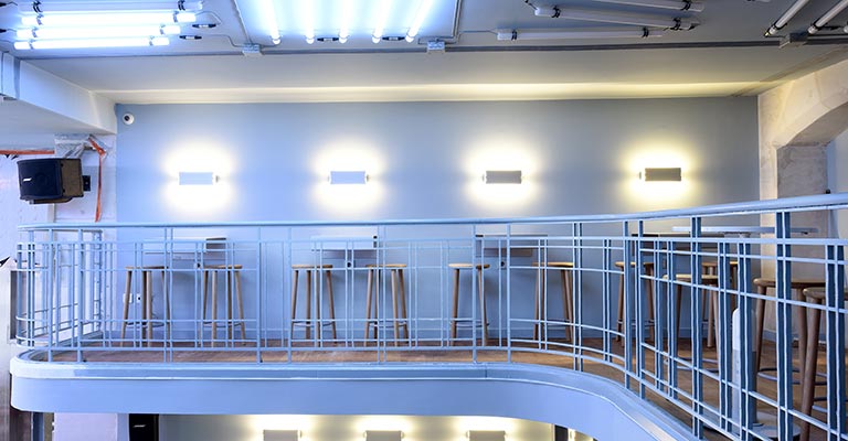 Mezzanine et néons au Camion qui Fume ©Sébastien Champeau