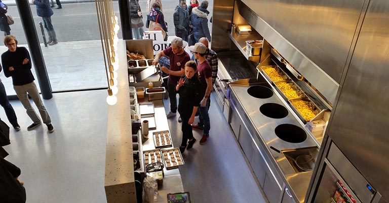 Le Camion qui Fume, la cuisine ouverte vue de la mezzanine