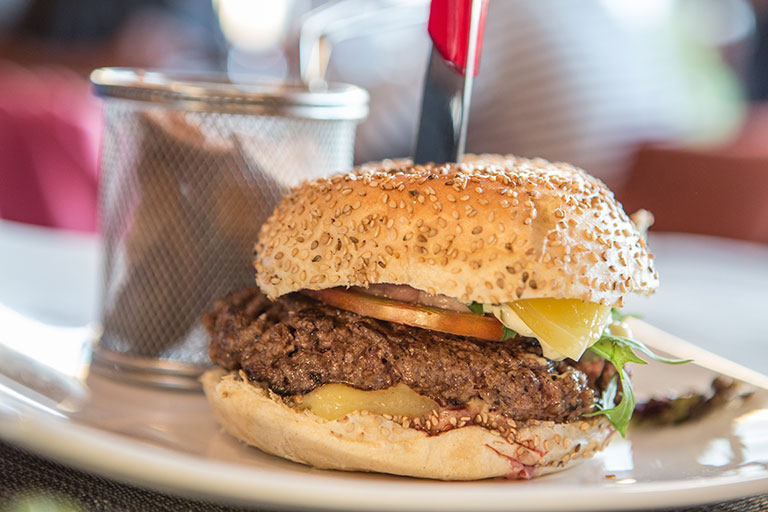 La table de TyPot, le bistro de Carantec, burger.