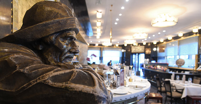 Le marin, la sculpture qui veille aux grains, Prunier restaurant-boutique Paris 16