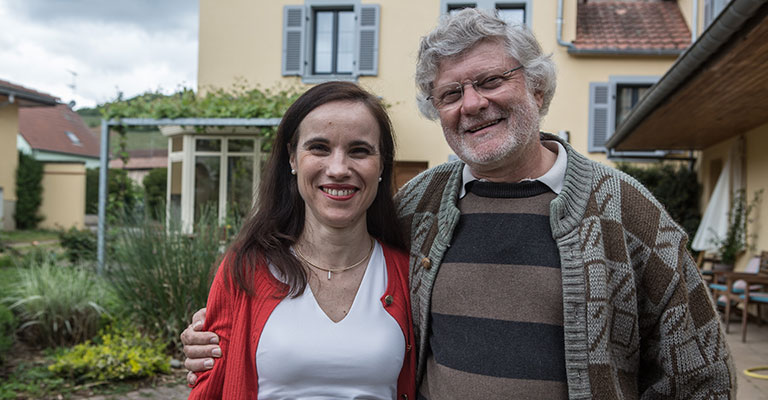 Marie-Helene Cristofaro et Jean-Michel Deiss devant la maison familiale