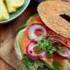 photo Bagel de saumon fumé mariné avocat oignons rouges & mâche