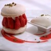 photo Gros macaron aux fraises et sorbet de fromage blanc