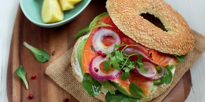 photo Bagel de saumon fumé mariné avocat oignons rouges & mâche