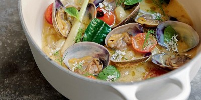 photo Bouillon de palourdes aux pommes de terre grenaille et tomates confites