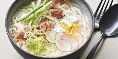 photo Udon de Nagasaki en bouillon à l'oeuf, jambon et crudités