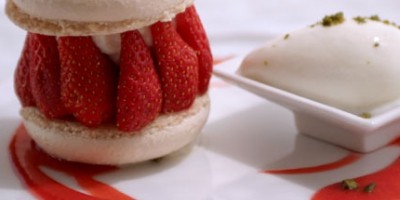 photo Gros macaron aux fraises et sorbet de fromage blanc