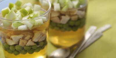 photo Verrine de lapin en gelée de pomme verte et petits pois frais