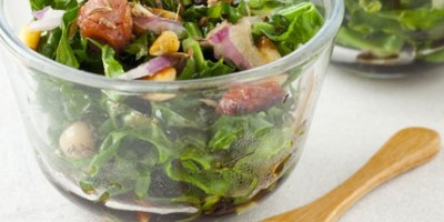 Jeunes pousses sautées au carvi et pignons de pin