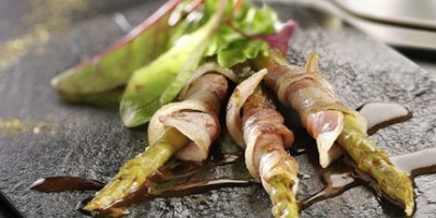 photo Asperges roulées à la ventrêche de cochon et mesclun de salades