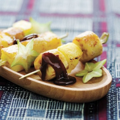 Brochettes ananas-banane rôties aux épices