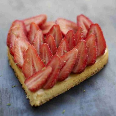 Cœur de fraises de France sur un esprit de cheesecake