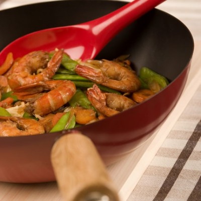 Wok de crevettes et pois gourmands