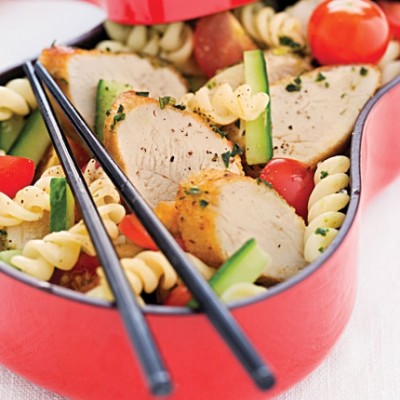 Salade de pâtes à l’émincé de poulet mariné au pesto