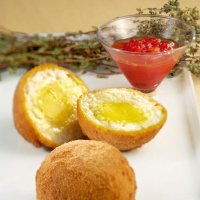 Risotto en boule fritte, cœur d'ail et confiture de tomates