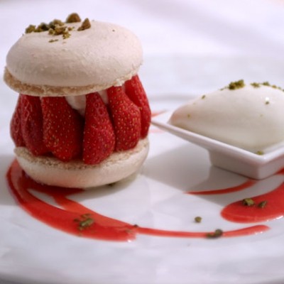 Gros macaron aux fraises et sorbet de fromage blanc