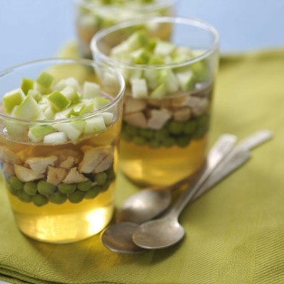 Verrine de lapin en gelée de pomme verte et petits pois frais