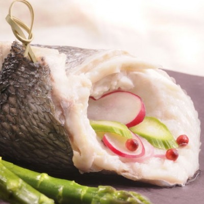 Paupiette de daurade, asperges vertes et radis roses