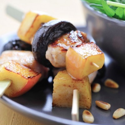 Brochettes de lapin, pommes et pruneaux