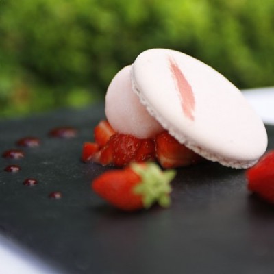 Macaron aux fraises sorbet à la rose