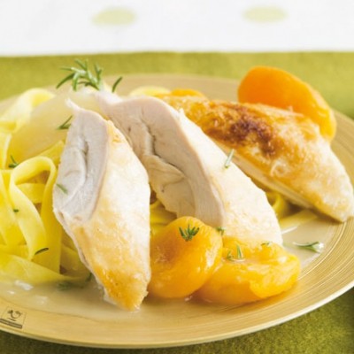 Poularde française pochée au Coteaux du Layon servie sur un nid d'abricots