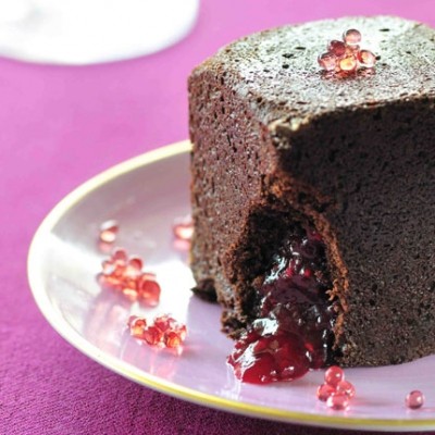 Cube de chocolat au coeur de framboise intense, caviar de gelée de mûres