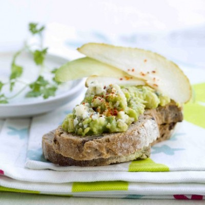 Tartines de poires au beurre d'avocat roquefort