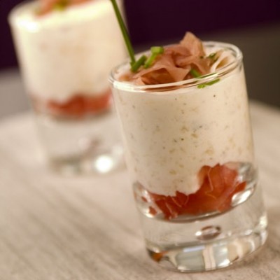 Compotée de poire au chèvre et jambon de pays