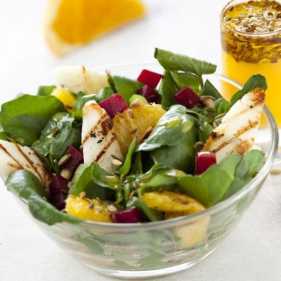 Salade d’halloumi et d’oranges aux graines de fenouil