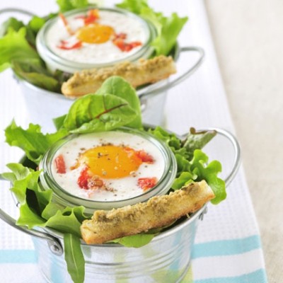 Oeufs Cocotte aux tomates confites et caviar d'olives vertes