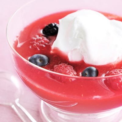 Soupe de fruits rouges meringuée