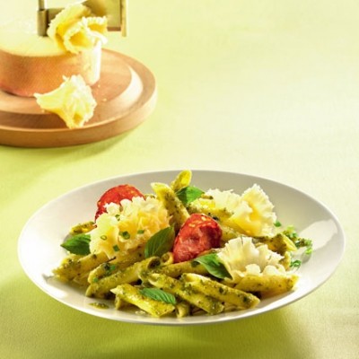 Penne au pistou, tiges d'ail, chorizo et Tête de Moine AOC