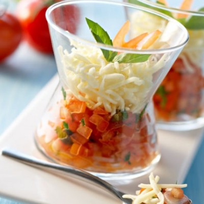 Tartare de tomates aux échalotes, spaghetti de mozzarella