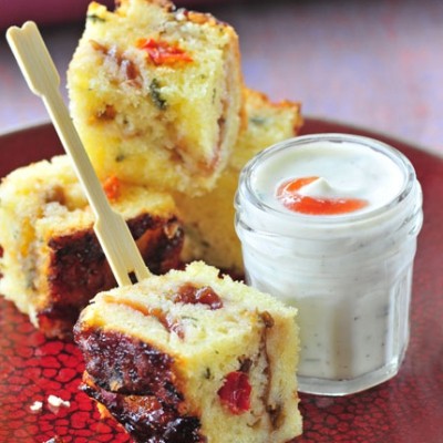 Cake à la confiture de quetsches, basilic et poivrons confits