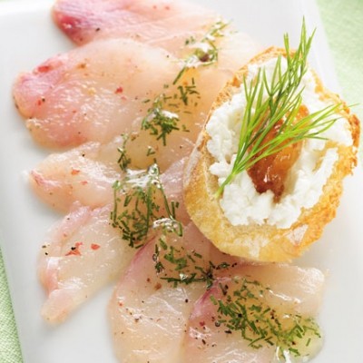 Carpaccio de dorade rose, lichette de fromage frais, confitures de figue et d'abricot