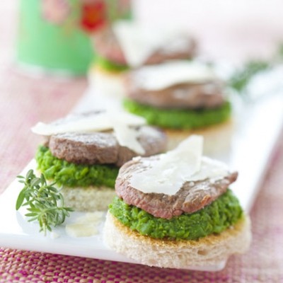 Toast d’agneau, purée de pois et parmesan
