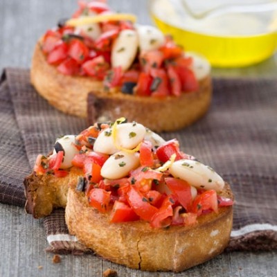 Bruschetta aux haricots blancs et à l'origan
