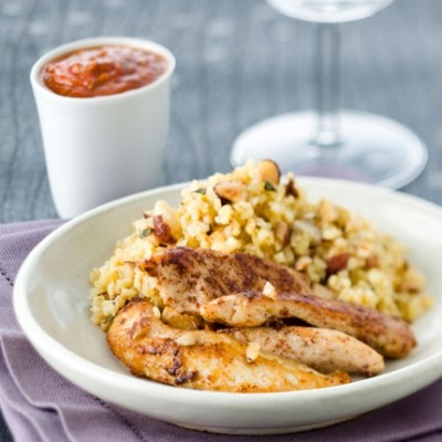 Poulet à la cannelle et boulgour, noisettes concassées