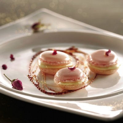 Macarons à la rose et crème de lait