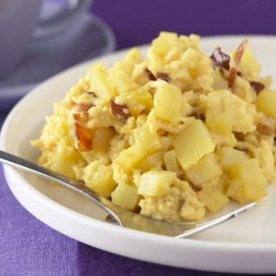 Œufs brouillés, pommes croquantes et copeaux de bacon
