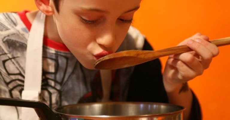 Apprendre à manger avec les cinq sens